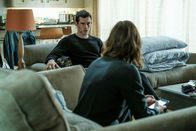 The Capture – The Capture Staffel 1 Folge 7 Gemeinsam im Fadenkreuz der Geheimdienste: Callum Turner als Shaun Emery, Holliday Grainger als DI Rachel Carey