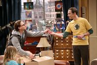The Big Bang Theory – Ein Fehler von Leonard (Johnny Galecki, l.) kommt ans Tageslicht, worauf er von Sheldon (Jim Parsons, r.) bestraft wird. Unterdessen konfrontiert Penny (Kaley Cuoco, vorne) Rajs Ex-Freundin Lucy ...
