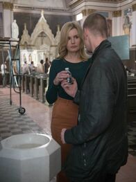 The Exorcist – Als Angela (Geena Davis, l.) auf Pater Marcus (Ben Daniels, r.) trifft, glaubt sie, einen starken Verbündeten gefunden zu haben, doch wie viel Macht hat er wirklich noch?