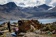 Der verschollene Tempel der Inka – Expedition members excavate at the Yayamari complex. (Jim Aikman)
