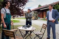 Die Rosenheim-Cops – Der Biobauer Anton Behrend (Sebastian Winkler, l.) hat die Kommissare Kaya (Baran Hêvî, M.) und Hansen (Igor Jeftic, r.) belogen, denn er besitzt eine Drohne. Könnte sie die Mordwaffe gewesen sein?