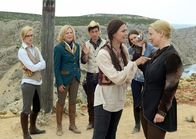 Winnetous Weiber – Zwischen Simone (Teresa Weißbach, li.), Elisabeth (Maren Kroymann, 2. v. li.), Alejandro (Marko Petrić), Maren (Nina Kronjäger), Nora (Josephin Busch, 2. v. re.) und Gabriele (Floriane Daniel, re.) kommt es immer öfter zu hitzigen Diskussionen.