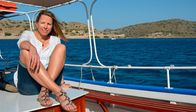 alpha-expedition: Wunderschön! – Moderatorin Andrea Grießmann setzt zur Insel Spinalonga über.