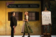 Im weißen Rössl – Annette Dasch (Rössl-Wirtin Josepha Vogelhuber), Jakob Semotan (Oberkellner Leopold).