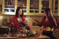 Charmed - Zauberhafte Hexen – In der Küche unterhalten sich Piper (Holly Marie Combs, r.) und Paige (Rose McGowan, l.) über die mysteriösen Vorfälle.