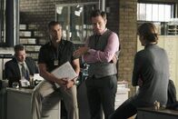 Castle – Javier Esposito (Jon Huertas, l.) und Kevin Ryan (Seamus Dever, M.) erklären Kate (Stana Katic, r.), warum Castle nicht mehr im Revier ist ...