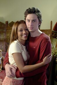 Scrubs - Die Anfänger – J.D. (Zach Braff, r.) wird von Carla und Turk auf die Straße gesetzt. Da seine Freundin Kylie (Chrystee Pharris, l.) immer noch nicht mit ihm schlafen will und demzufolge auch nicht möchte, dass er bei ihr übernachtet, begibt er sich auf der Suche nach einem Übernachtungsplatz auf eine wahre Odyssee ...
