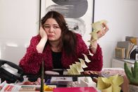 Hacks – Kayla (Megan Stalter) ist frustriert und enttäuscht, weil sie nicht mehr an Jimmys Seite arbeiten darf – doch wie geht sie mit dieser Situation um?