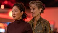 Killing Eve – Eve (Sandra Oh, l.) hat ihren eigenen Verdacht, wer hinter dem Attentat in Polen steckt. Als sie sich entschließt, Dasha (Harriet Walter, r.) persönlich damit zu konfrontieren, begibt sie sich jedoch in große Gefahr.