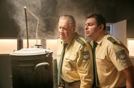 Hubert ohne Staller – Girwidz (Micheal Brandner, l.) und Riedl (Paul Sedlmeir, r.) wollen Schnaps brennen.