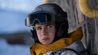 Alex Rider – Alex Rider (Otto Farrant) lässt seine Verfolger in dem Glauben, dass er tot ist. In Wahrheit schmiedet er mit dem Geheimdienst einen Plan, die Eliteschule zu stürmen.