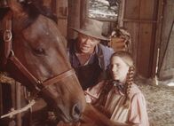 Unsere kleine Farm – Ist das Pferd nicht zu erschöpft für den bevorstehenden Wettkampf? Mr. Dorfler (James Jeter, l.) ermuntert Laura (Melissa Gilbert, r.), am Rennen teilzunehmen und nicht aufzugeben.