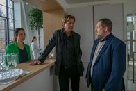 Der Alte – Für Caspar Bergmann (Thomas Heinze, M.) und Annabell Lorenz (Stephanie Stumph, l.) ist jeder Mitarbeiter bei Neeble verdächtig, auch Marcel Möller (Matthieu Svetchine, r.).