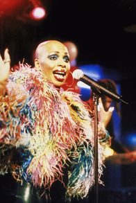 Charmed - Zauberhafte Hexen – Sängerin Janice Robinson (Janice Robinson)