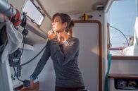 Styx – Rike (Susanne Wolff) entdeckt den mit Menschen überladenen Trawler am Horizont und versucht, Hilfe anzufordern.