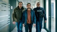 Blackout – Patrick Brasch (Thilo Prothmann, l.), Pierre Manzano (Moritz Bleibtreu, m.)