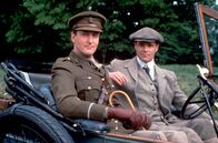Agatha Christie's Poirot – Lieutenant Hastings (Hugh Fraser) und John Cavendish (David Rintoui)
