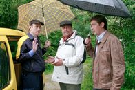 Die Rosenheim-Cops – Schon zum zweiten Mal hat Josef Pfistermeier (Johannes Herrschmann, l.) einen Toten gefunden, aber er beteuert gegenüber den beiden Cops Florian Prantl (Andreas Giebel) und Christian Lind (Tom Mikulla, re.) auch dieses Mal nichts mit dem Mord zu tun zu haben.