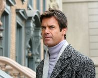 Desperate Housewives – Bob (Tuc Watkins) zieht mit seinem Freund in die Wisteria Lane. Susan versucht sich mit den beiden anzufreunden, was ihr durch einige klischeehafte Aussagen über Schwule allerdings nicht gelingt ...