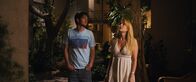 Under the Silver Lake – Als Sam (Andrew Garfield, l.) eines Abends seine neue Nachbarin Sarah (Riley Keough, r.) kennenlernt, verliebt er sich umgehend in sie.