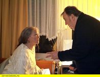 Der Dicke – Marianne Weden (Eva-Maria Hagen) bestätigt Gregor Ehrenbergs (Dieter Pfaff, r.) Vermutung, dass im Altenheim alte Menschen mißhandelt werden.