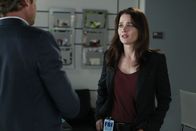 The Mentalist – Bei den Ermittlungen in einem neuen Fall gehen sie ein großes Risiko ein: Jane (Simon Baker, l.) und Lisbon (Robin Tunney, r.) ...