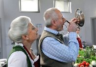 Sturm der Liebe – ARD STURM DER LIEBE FOLGE 1294 Uhr im ERSTEN. Alfons (Sepp Schauer, r.) versucht verzweifelt, Käthes (Luise Deschauer, l.) Schminke zu überdecken.