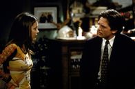 Chaos City – Meg (Alyssa Milano, l.) und Michael Flaherty (Michael J. Fox, r.) diskutieren über die Dinge des Lebens ...