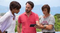 Deadly Tropics – Auf der Spur nach den Hintergründen dieses schrecklichen Anschlags befragen Sainte-Rose (Sonia Rolland, l.) und Crivelli (Béatrice de la Boulaye, r.) den Hausbesitzer Sébastien Neveu (Guillaume de Quengo, M.). Er hat den Ermittlerinnen etwas Interessantes zu zeigen.