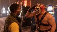 Twisted Metal – John (Anthony Mackie, l.) sitzt im Casino fest – gezwungen, Sweet Tooth (Joe Seanoa, r.) Wahnsinns-Show mit anzusehen.