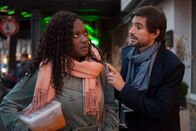 Dating Alarm – Während Rosa (Thelma Buabeng, l.) Rouladen kocht und hofft, dass Edgar (Tom Beck, r.) ihr endlich einen Antrag macht, ist dieser nur daran interessiert, die Stewardess von seiner Wohnung fernzuhalten. Denn dort ist Annabelle, seine zweite Geliebte ...