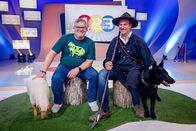 1, 2 oder 3 – Heute bei Elton (l.) zu Gast im Studio ist Wanderschäfer Jonas Henninger (r.) mit seinem Hund Jackie und erzählt von seinem Beruf.