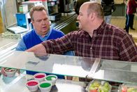Modern Family – L-R: Cameron Tucker (Eric Stonestreet) und Señor Kaplan (Will Sasso)