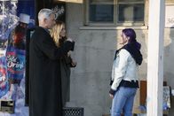 Navy CIS – Was geschah vor 15 Jahren in McGees jetzigem Apartment? Gibbs (Mark Harmon, l.) und Bishop (Emily Wickersham, 2.v.l.) ermitteln und machen schon bald eine grausige Entdeckung, die McGee wohl nicht mehr ruhig schlafen lassen wird ...