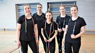 Checkerin Marina – Checkerin Marina (Mitte) lernt beim Double Dutch, wie man zwischen zwei langen Seilen springt.