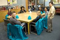 Community – Ein Stuhl bleibt von nun an leer: Annie (Alison Brie, l.), Jeff (Joel McHale, 2.v.l.), Shirley (Yvette Nicole Brown, 3.v.l.), Britta (Gillian Jacobs, 4.v.r.), Troy (Donald Glover, 3.v.r.), Abed (Danny Pudi, 2.v.r.) und Chang (Ken Jeong, r.) trauern um den verstorbenen Pierce ...
