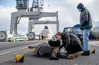 Tatort – Im Hafen wird die Leiche eines Mannes gefunden. Linda Selb (Luise Wolfram, Mitte) und Liv Moormann (Jasna Fritzi Bauer, rechts) nehmen die Ermittlungen auf.