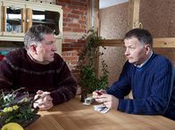 In aller Freundschaft – Voller Sorge berichtet Lutz Körner (Veit Stübner, links) von Klaras Depressionen, Verstimmungen und heimlichem Alkoholkonsum. Ihr Bruder Dr. Roland Heilmann (Thomas Rühmann) fragt sich, was die Ursache sein könnte, als Lutz ihm von einem Zittern in Klaras Händen berichtet.