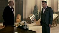 In aller Freundschaft – Roland Heilmann (Thomas Rühmann, re.) lässt den grausamen Gedanken nicht an sich ran. Jeder Schritt, der jetzt zu gehen ist, läuft automatisch ab. Bestatter Arthur Lenz (Manfred Möck, li.) weiß nicht so recht, wie er damit umgehen soll.