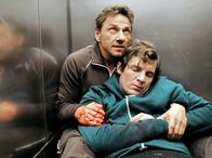 Tatort – Auf Lannert (Richy Müller) und Bootz (Felix Klare) wurde das Feuer eröffnet. Sebastian Bootz wurde dabei schwer getroffen. Thorsten Lannert versucht, ihn so schnell wie möglich aus der Schusslinie zu bringen.
