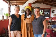 Verrückt nach Meer – Die Passagierinnen Marina (links) und Conny (rechts) besuchen das Projekt von Mama Africa (Mitte). Mama Africa ist eine gambische KÃ¼nstlerin namens Isha Fofana, die von 2000-2008 in Deutschland lebte. Sie setzt sich sehr fÃ¼r die natÃ¼rliche GesundheitsfÃ¶rderung, FrauenfÃ¶rderung, gute Bildung und die Schaffung von ArbeitsplÃ¤tzen ein. Mama Africa ist ein einzigartiger Ort, um sich von der Kunst und Kultur Westafrikas inspirieren zu lassen. Isha Fofana hat mit ihrer wunderbaren Galerie, ihrem natÃ¼rlichen Garten â€“ einer grÃ¼nen Oase â€“ und den neun gerÃ¤umigen, individuell gestalteten GÃ¤stehÃ¤usern eine exklusive AtmosphÃ¤re geschaffen.