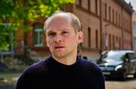 Tod am Rennsteig – Jan Kawig (Bernhard Conrad) auf der Suche nach dem vermeintlichen Täter.