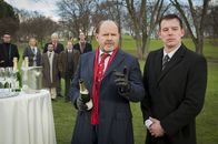 Der letzte Bulle – Mick mutmaßt, dass Körting (August Schmölzerl, vorne l.), der damals den Auftrag gab, Mick zu erschießen, etwas mit der Entführung von Isa zu tun haben könnte. Doch wird er Recht haben?; Mick mutmaßt, dass Körting (August Schmölzerl, vorne l.), der damals den Auftrag gab, Mick zu erschießen, etwas mit der Entführung von Isa zu tun haben könnte. Doch wird er Recht haben?