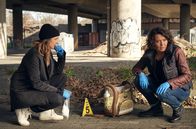 Tatort (SWR) – v.li.: Johanna Stern (Lisa Bitter) und Lena Odenthal (Ulrike Folkerts) analysieren den Tatort: Frau Lutz wurde ungebremst angefahren, weil sie die Entführung des Nachbarsjungen beobachtet hatte.