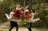 Dance Academy – Eigentlich sollen Tara (Xenia Goodwin, re.) und Kat (Alicia Banit, li.) nur eine Eifersuchtsszene nachspielen. Das Drama artet allerdings aus, so dass sich beide zum Schluss im Dreck wälzend prügeln.