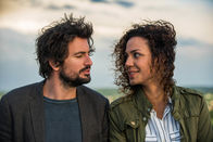Einstein – Kommen sich langsam näher: Felix (Tom Beck, l.) und Kirsten (Haley Louise Jones, r.) ...