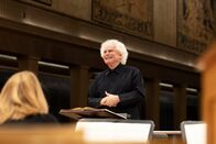 Sir Simon Rattle dirigiert die Matthäuspassion – Sir Simon Rattle (Bild) dirigiert die Matthäuspassion: Chor und Symphonieorchester des Bayerischen Rundfunks erweisen sich abermals als höchst flexible Klangkörper mit herausragenden Solisten.