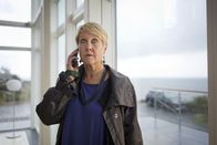 Springflut – Mette Olsäter (Cecilia Nilsson) hat gerade von Linn Magnussons Selbstmord erfahren.