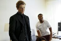 MacGyver – Um die Terrorgruppe "Die rote Faust" zu stoppen, schleichen sich MacGyver (Lucas Till, l.), Bozer (Justin Hires, r.) und ihr Team unter falschen Identitäten in ein Casino. Sehr lange bleiben sie aber nicht unentdeckt ...