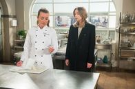 Rote Rosen – Carla (Maria Fuchs, l.) und Amelie (Lara-Isabelle Rentinck, r.) sind traurig über Philips Abschied.